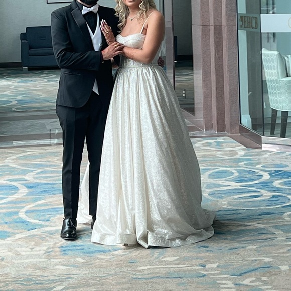 Wedding Dress Allure MARINA - E200- Abella - Picture 7 of 10